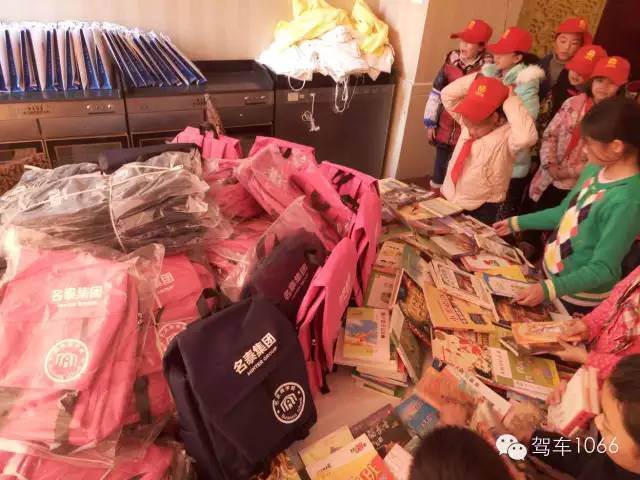 愛心企業(yè)給孩子們贈送書籍和書包 愛心企業(yè)給孩子們贈送書籍和書包