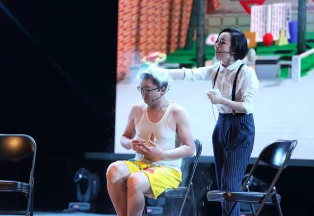 隨后一秒鐘，畫風突變，楊奕遭夢茹慘虐！