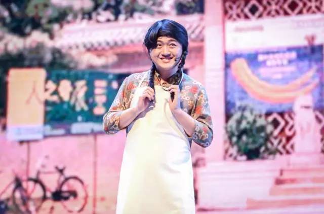 小品《那些年我們錯過的一支舞》，主播樂天、張嵩的裝扮你給打幾分？