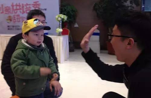 老楊你真心的是童心未泯啊，來(lái)，跟叔叔Give Me Five！