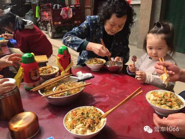據說手搟面和柴雞蛋更配哦! 據說手搟面和柴雞蛋更配哦!