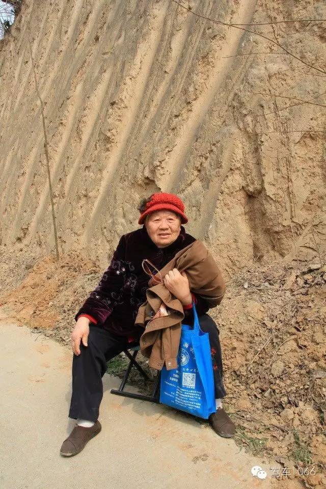我們的熱心聽眾帶著85歲婆婆來到植樹現場 我們的熱心聽眾帶著85歲婆婆來到植樹現場