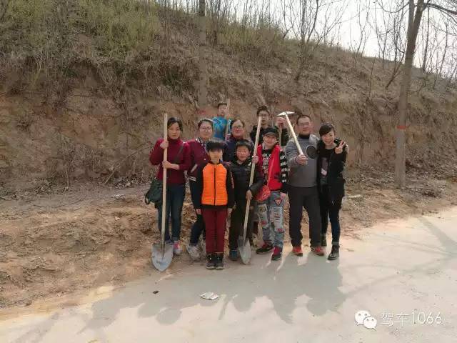 種完樹當然要合影 種完樹當然要合影