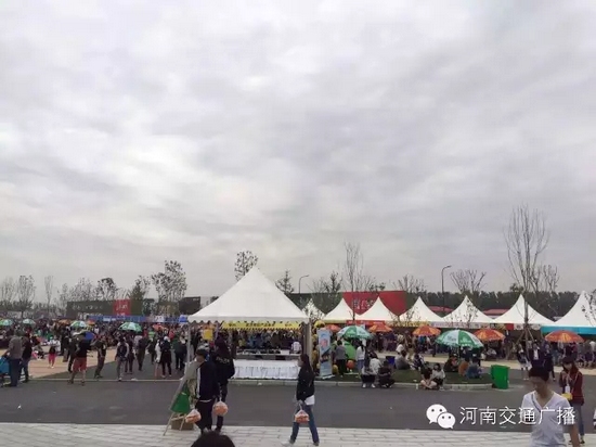 雖然天空已經烏云密布，但大家的熱情絲毫不減！