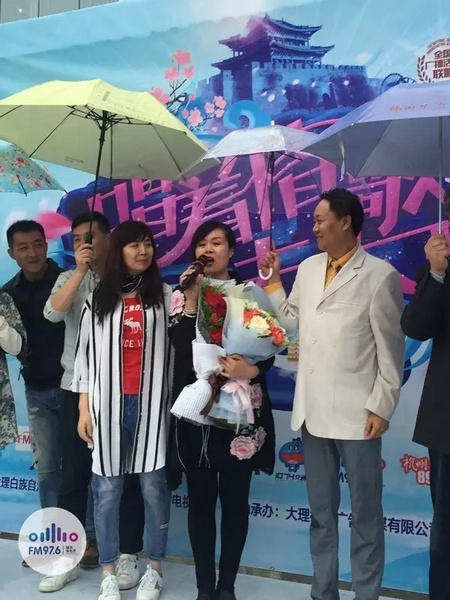 海波瞞著妻子，請來妻子的家人，耿梅驚喜感動，喜極而泣~