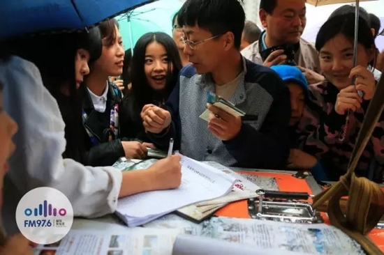 現場觀眾被臺上的浪漫氣氛感染，紛紛報名參加現場表白。