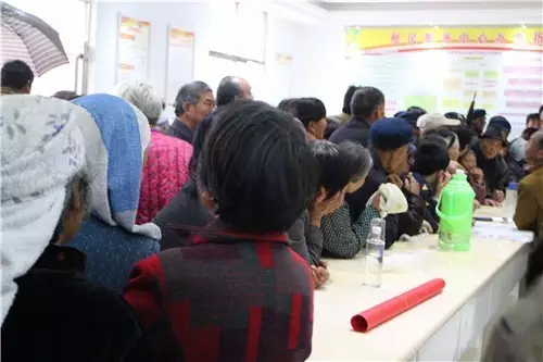 急切掛號看病的群眾 急切掛號看病的群眾