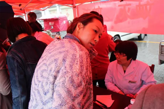 了解到有老人看病不方便,河南電臺1074綠色頻道活動小組欒老師將醫生請到老人身邊,親自為她診斷。 了解到有老人看病不方便,河南電臺1074綠色頻道活動小組欒老師將醫生請到老人身邊,親自為她診斷。