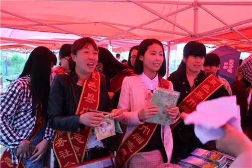 發放小禮品開展巾幗志愿服務 發放小禮品開展巾幗志愿服務