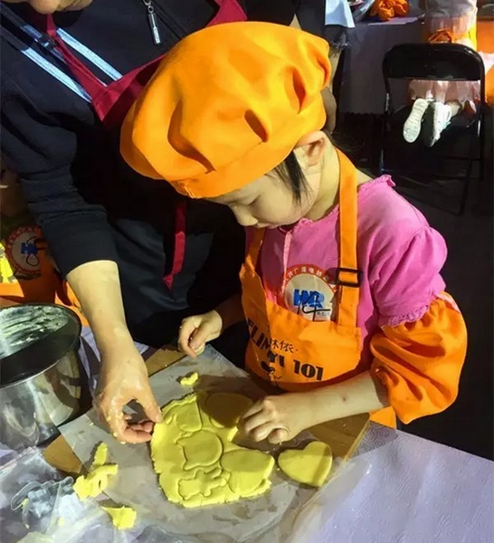 在爸爸媽媽的陪同下,親手制作餅干 在爸爸媽媽的陪同下,親手制作餅干