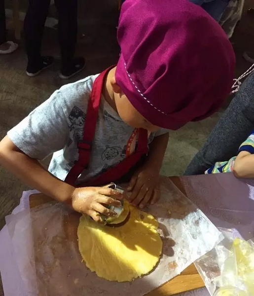 在爸爸媽媽的陪同下,親手制作餅干 在爸爸媽媽的陪同下,親手制作餅干