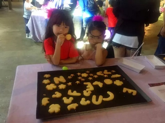 烤制好的餅干,發(fā)揮想象力,畫上美麗的圖案 烤制好的餅干,發(fā)揮想象力,畫上美麗的圖案