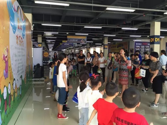 陽光寶貝少兒語言表演藝術中心的老師和孩子們還表演了節(jié)目~ 陽光寶貝少兒語言表演藝術中心的老師和孩子們還表演了節(jié)目~