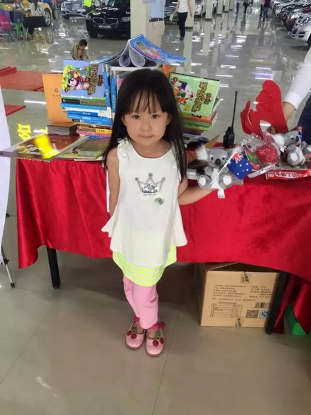 小朋友來捐書和玩具給貧困山區(qū)的孩子們 小朋友來捐書和玩具給貧困山區(qū)的孩子們