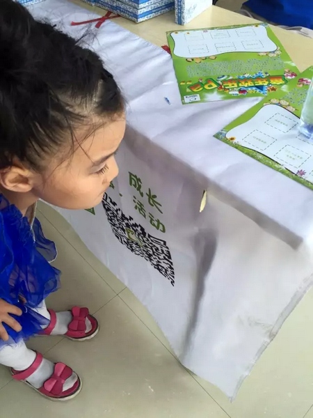 一只蝴蝶飛到小蝸牛的旗子上,小朋友看得入神啦~ 一只蝴蝶飛到小蝸牛的旗子上,小朋友看得入神啦~