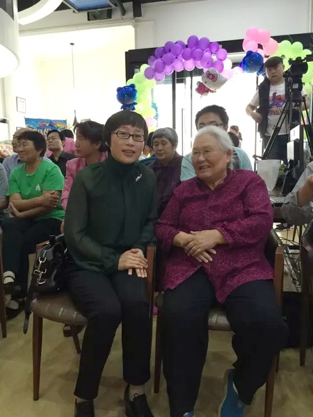 豫劇表演藝術家高潔老師(右一)親臨現場和孩子們共度節日 豫劇表演藝術家高潔老師(右一)親臨現場和孩子們共度節日