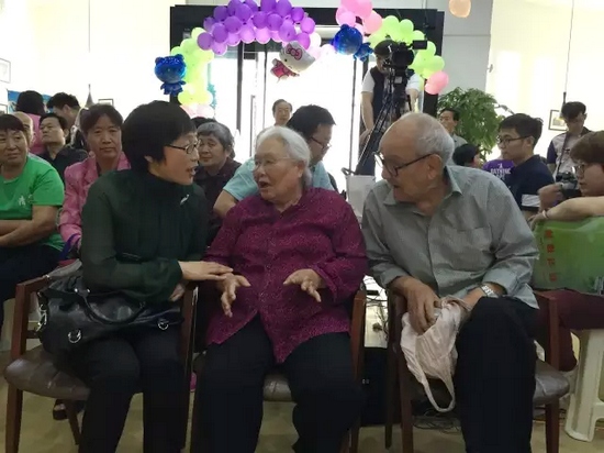 活動開始前和娛樂976副總監張彤(左一)交流活動流程 活動開始前和娛樂976副總監張彤(左一)交流活動流程