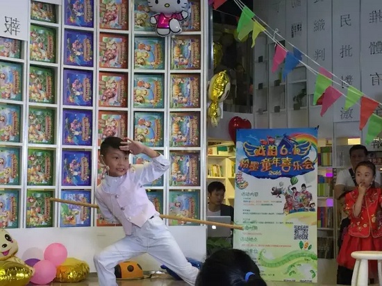 “梨園春”明星小擂主李宗書演唱豫劇《朝陽溝》選段,還表演了自己的拿手好戲——猴戲 “梨園春”明星小擂主李宗書演唱豫劇《朝陽溝》選段,還表演了自己的拿手好戲——猴戲