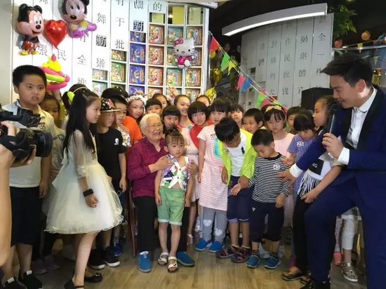 豫劇表演藝術家高潔老師和孩子們在一起,講述自己和戲曲的故事,祝福所有的小朋友節日快樂。 豫劇表演藝術家高潔老師和孩子們在一起,講述自己和戲曲的故事,祝福所有的小朋友節日快樂。