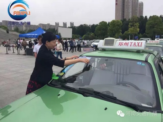 省文明辦專職副主任張曼如,對愛心助考活動的舉辦給予高度評價。 省文明辦專職副主任張曼如,對愛心助考活動的舉辦給予高度評價。