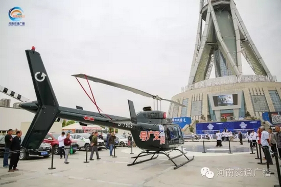 張貼著愛心助考車貼的“交廣號”直升機也同時起飛,共同開啟了今年的愛心助考之旅。 張貼著愛心助考車貼的“交廣號”直升機也同時起飛,共同開啟了今年的愛心助考之旅。