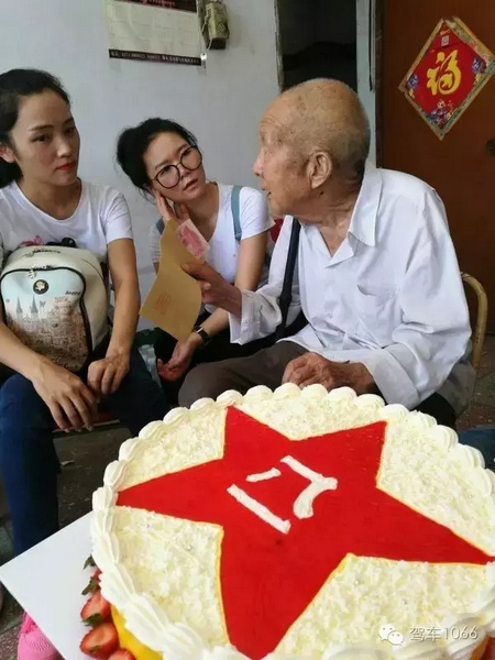 二姐們認(rèn)真聽(tīng)老兵講抗戰(zhàn)的故事,老人年事已高,記憶都是轟炸!轟炸!轟炸! 二姐們認(rèn)真聽(tīng)老兵講抗戰(zhàn)的故事,老人年事已高,記憶都是轟炸!轟炸!轟炸!