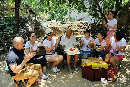 二姐們送上社會(huì)愛(ài)心人士的心意 二姐們送上社會(huì)愛(ài)心人士的心意