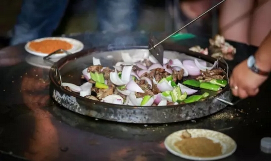 所有菜肉都取自農(nóng)場(chǎng)純天然的食材，吃的又美味又放心！