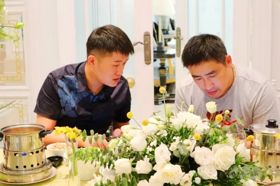 這種熱烈的氣氛，一直延續到飯桌上