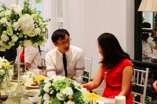 這種熱烈的氣氛，一直延續到飯桌上。