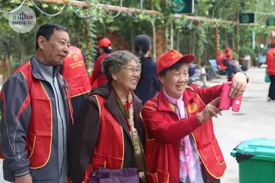 爺爺奶奶叔叔阿姨被盛運莊園的景致吸引,紛紛拍照留影 爺爺奶奶叔叔阿姨被盛運莊園的景致吸引,紛紛拍照留影