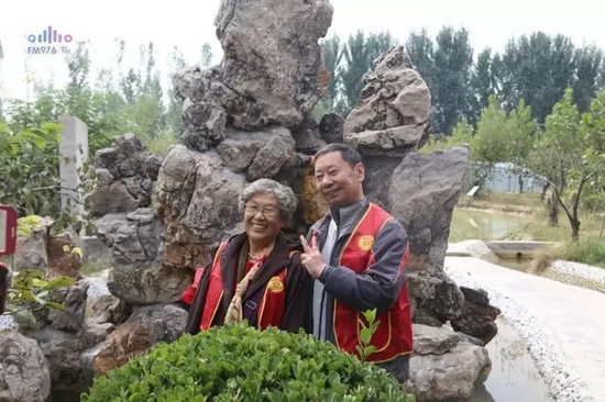 爺爺奶奶叔叔阿姨被盛運莊園的景致吸引,紛紛拍照留影 爺爺奶奶叔叔阿姨被盛運莊園的景致吸引,紛紛拍照留影