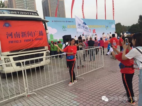 有河南新聞廣播的聽眾粉絲在直播車前互相留影 有河南新聞廣播的聽眾粉絲在直播車前互相留影