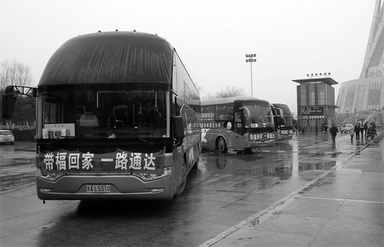 昨天上午10點，17輛愛心大巴從中原福塔廣場發車