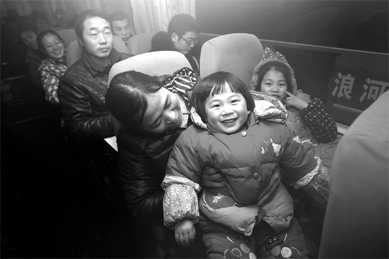 坐上愛心大巴，乘客滿臉喜悅