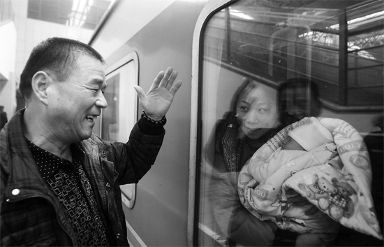 車要開了,史振星揮手向女兒懷中的外孫告別。女兒帶著剛剛出生43天的孩子,要到千里之外湖南的婆婆家過新 車要開了,史振星揮手向女兒懷中的外孫告別。女兒帶著剛剛出生43天的孩子,要到千里之外湖南的婆婆家過新