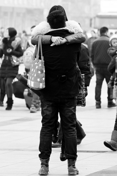 浪漫的情侶,離別時不忘激情擁抱 浪漫的情侶,離別時不忘激情擁抱