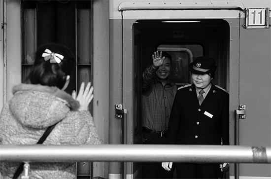 揮手向親人告別,并祝福一路平安 揮手向親人告別,并祝福一路平安