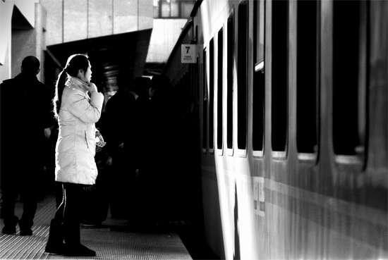 春運大潮中,這樣難舍難分的身影總不時閃現在站臺上和廣場中 春運大潮中,這樣難舍難分的身影總不時閃現在站臺上和廣場中