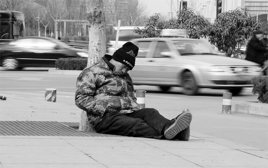 2月2日,鄭州市中州大道農業路立交橋下,50歲的王文德打算在臨近春節前再接些零活兒,由于疲憊,他睡著 2月2日,鄭州市中州大道農業路立交橋下,50歲的王文德打算在臨近春節前再接些零活兒,由于疲憊,他睡著