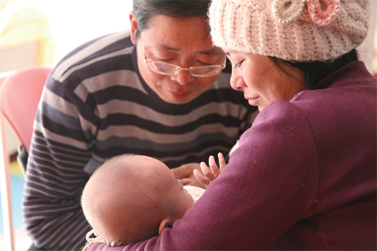 在“魯冰花舍”，李俊峰夫婦就這樣抱著奇奇看了好久