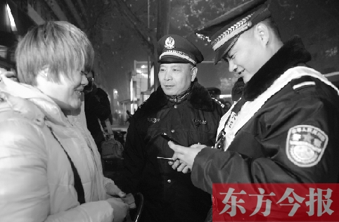 鄭州市公安局金水路分局黃柏仁局長(中)帶領民警夜間在轄區巡邏 鄭州市公安局金水路分局黃柏仁局長(中)帶領民警夜間在轄區巡邏