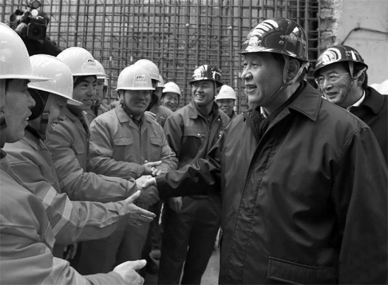 除夕前一天,習(xí)近平到北京地鐵8號(hào)線南鑼鼓巷站施工工地慰問(wèn)農(nóng)民工和技術(shù)人員 除夕前一天,習(xí)近平到北京地鐵8號(hào)線南鑼鼓巷站施工工地慰問(wèn)農(nóng)民工和技術(shù)人員