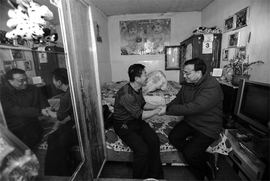 今年2月3日下午,李克強(qiáng)到包頭北梁棚戶區(qū)高俊平家看望 今年2月3日下午,李克強(qiáng)到包頭北梁棚戶區(qū)高俊平家看望