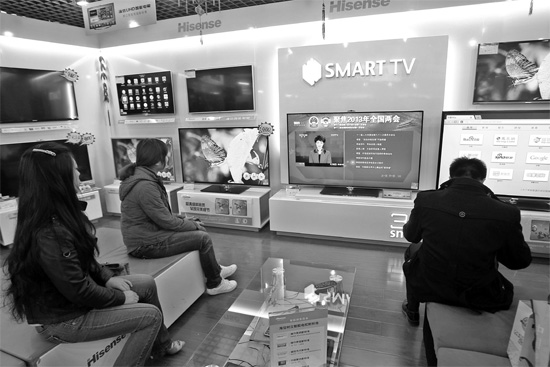 5日,鄭州市的家電賣場里,網(wǎng)絡(luò)電視正在同步直播兩會報道 東方今報記者張培方攝 5日,鄭州市的家電賣場里,網(wǎng)絡(luò)電視正在同步直播兩會報道 東方今報記者張培方攝