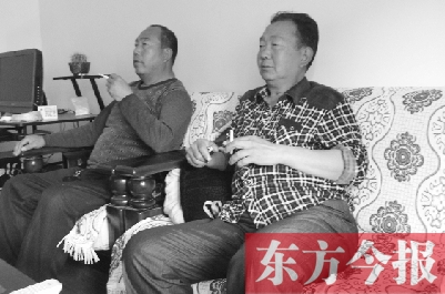 吳四輩和張年學在家聊天,談論啥時候能去上班 吳四輩和張年學在家聊天,談論啥時候能去上班