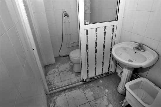 不僅周邊設(shè)施齊全,鄭州公租房室內(nèi)設(shè)施也齊全。圖為剛安裝好的衛(wèi)浴設(shè)施 不僅周邊設(shè)施齊全,鄭州公租房室內(nèi)設(shè)施也齊全。圖為剛安裝好的衛(wèi)浴設(shè)施