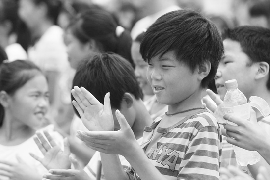 拿到助學金的孩子們露出了笑臉 拿到助學金的孩子們露出了笑臉