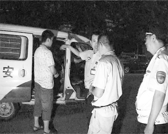 民警趕來協調“還錢” 民警趕來協調“還錢”