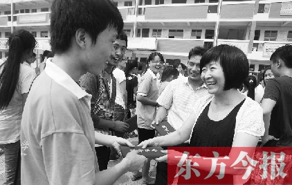 7月23日,晨鐘教育集團(tuán)黨委書記張玲為支教大學(xué)生頒發(fā)證書 7月23日,晨鐘教育集團(tuán)黨委書記張玲為支教大學(xué)生頒發(fā)證書
